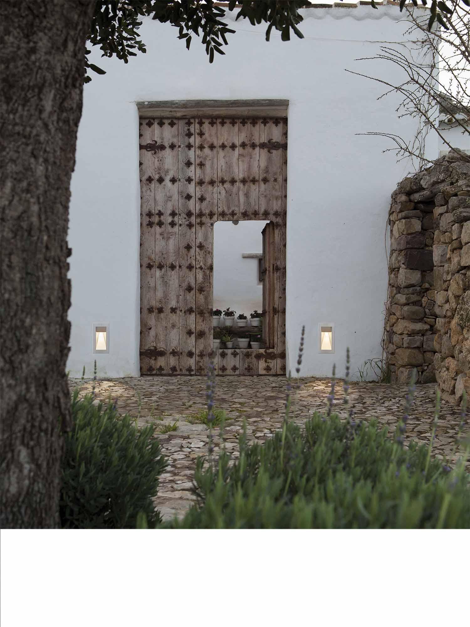 KANDOVAN: recessed wall lights 
stainless steel grazing light