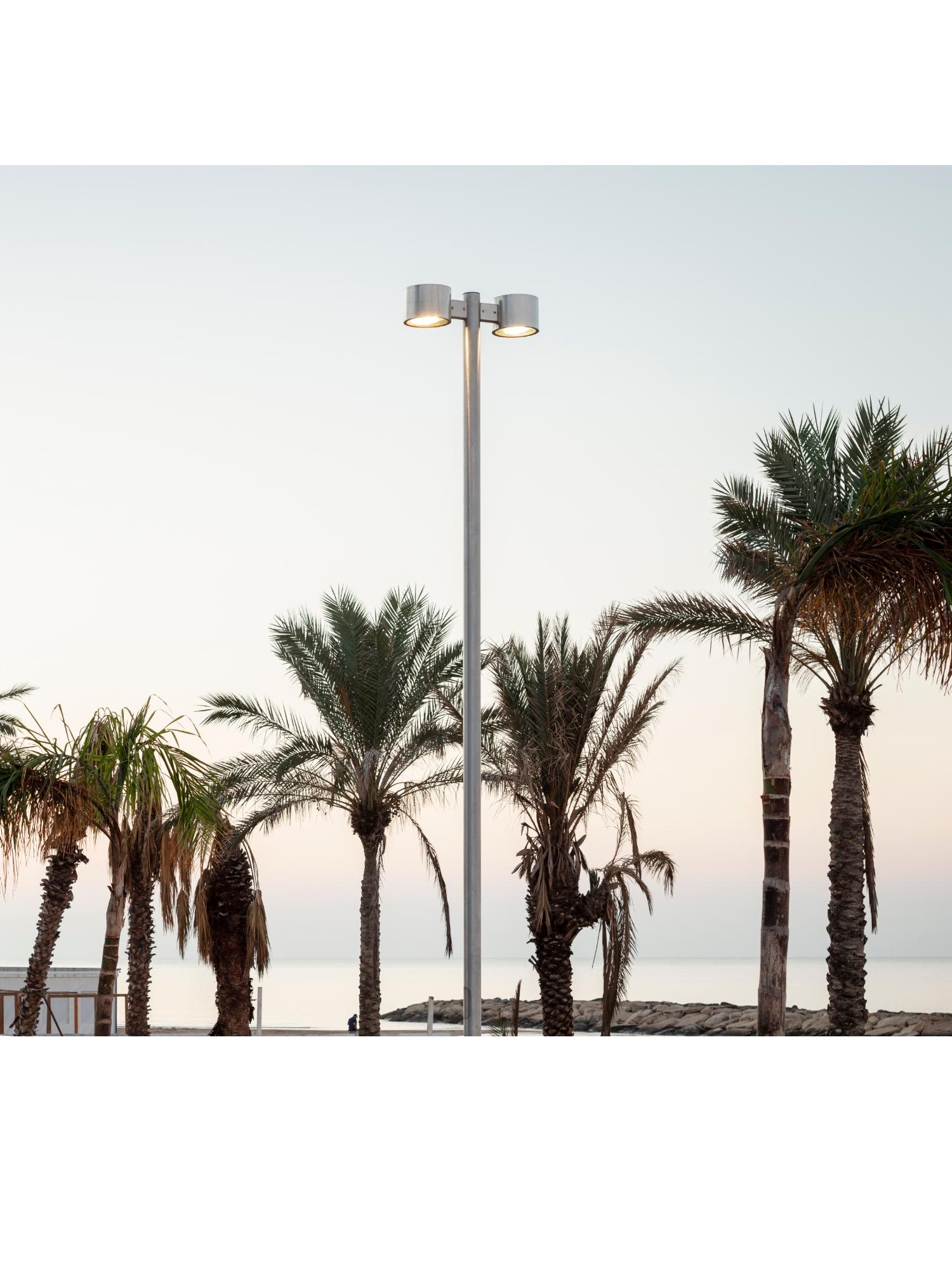 Des poteaux pour un &eacute;clairage public efficace :
la promenade de Marina di Ragusa