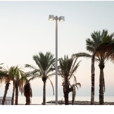 Straßenmasten für eine effiziente Straßenbeleuchtung: die Strandpromenade von Marina di Ragusa